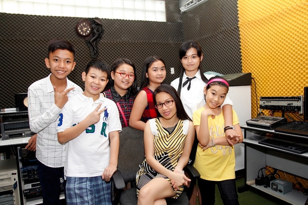 Cẩm Ly cùng các học trò The Voice Kids