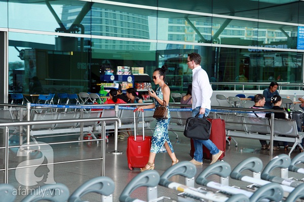 Vợ chồng Đoan Trang bịn rịn chia tay nhau ở sân bay