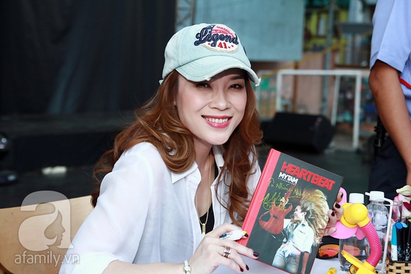 Mỹ Tâm tổ chức showcase ký tặng DVD cho fan tại TPHCM
