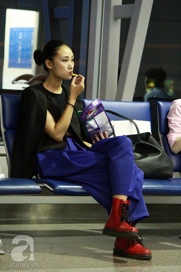 Ngọc Trinh vô tư chỉnh sửa váy cho Linh Chi tại sân bay