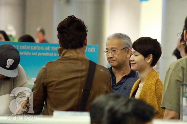 Vợ chồng Trà My tình cảm tại sân bay Tân Sơn Nhất