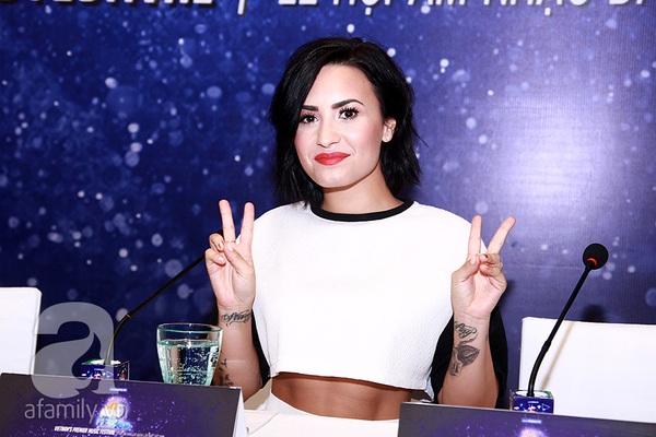 Demi Lovato rạng rỡ tươi cười khi lần đầu đến Việt Nam