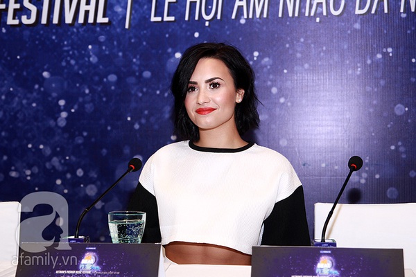 Demi Lovato rạng rỡ tươi cười khi lần đầu đến Việt Nam