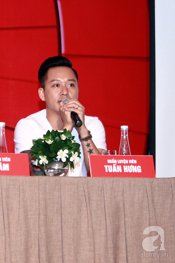 Mỹ T&acirc;m v&ocirc; tư đ&ugrave;a giỡn c&ugrave;ng Tuấn Hưng