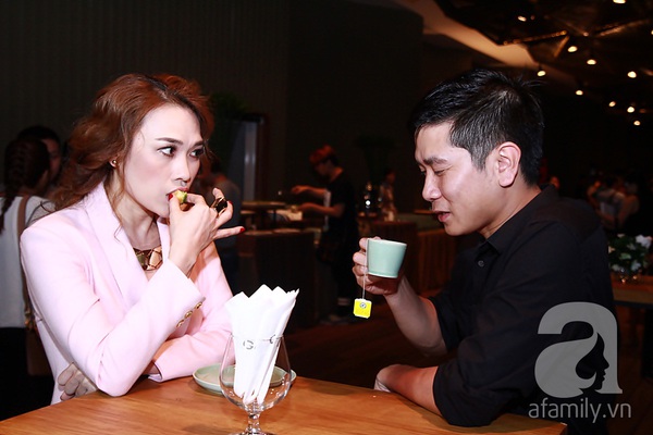 Mỹ T&acirc;m v&ocirc; tư đ&ugrave;a giỡn c&ugrave;ng Tuấn Hưng