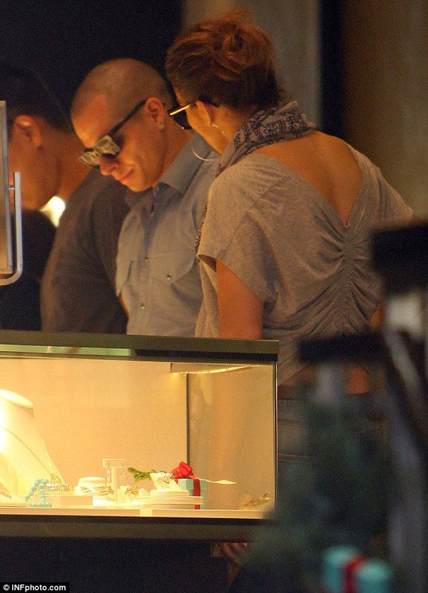 J.Lo v&agrave; t&igrave;nh trẻ t&igrave;m mua nhẫn kim cương 2