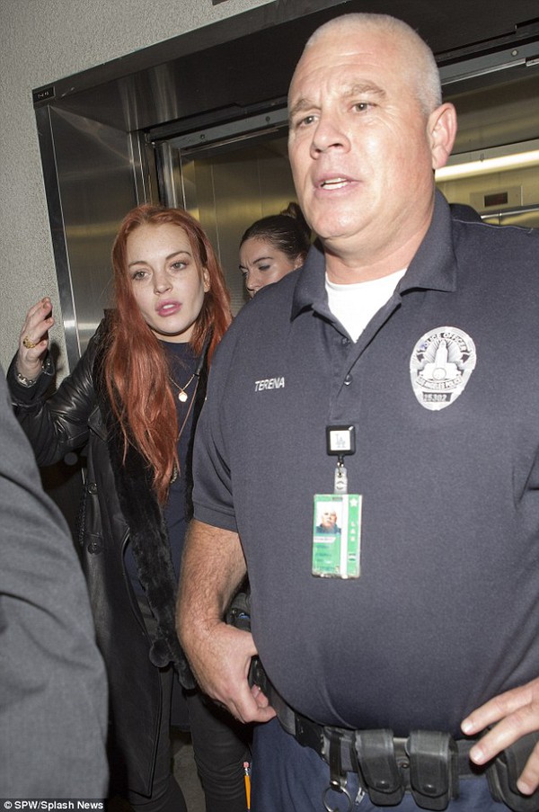 Mặt Lindsay Lohan sưng h&uacute;p v&igrave; lo lắng 4