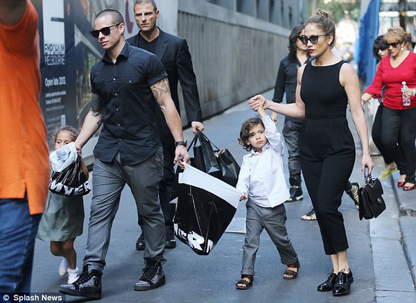 Jennifer Lopez đưa cặp song sinh đi mua sắm với bồ trẻ 1