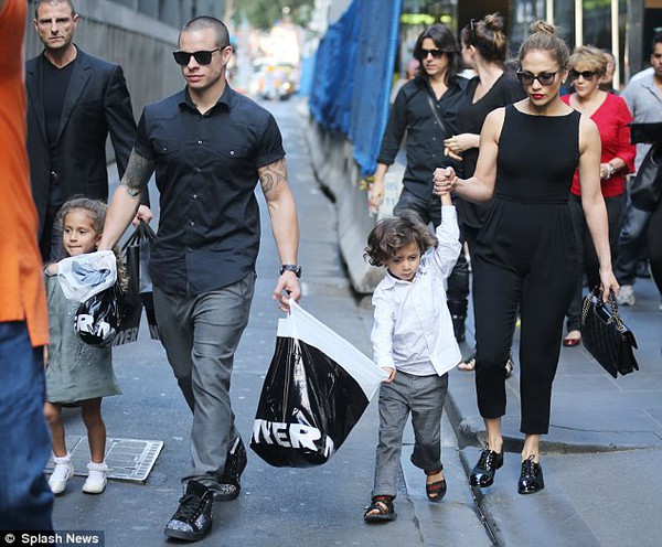 Jennifer Lopez đưa cặp song sinh đi mua sắm với bồ trẻ 2