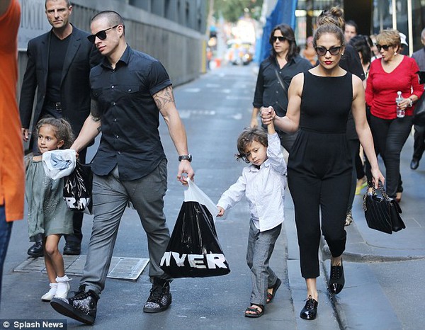 Jennifer Lopez đưa cặp song sinh đi mua sắm với bồ trẻ 3