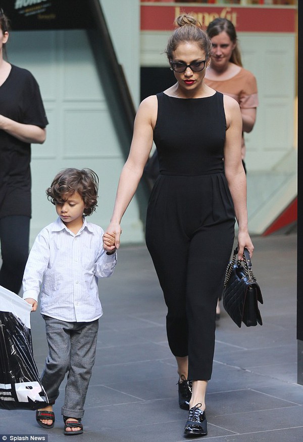Jennifer Lopez đưa cặp song sinh đi mua sắm với bồ trẻ 4