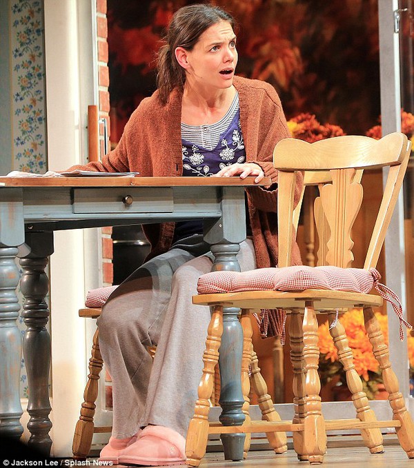 Bố mẹ Katie Holmes đi xem con g&aacute;i diễn kịch 4