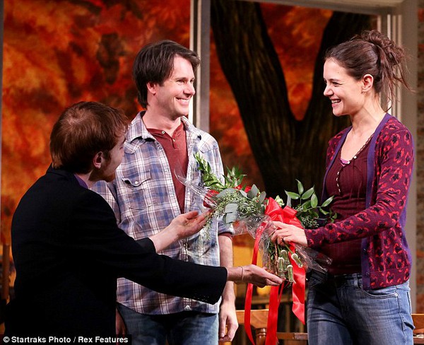 Bố mẹ Katie Holmes đi xem con g&aacute;i diễn kịch 6