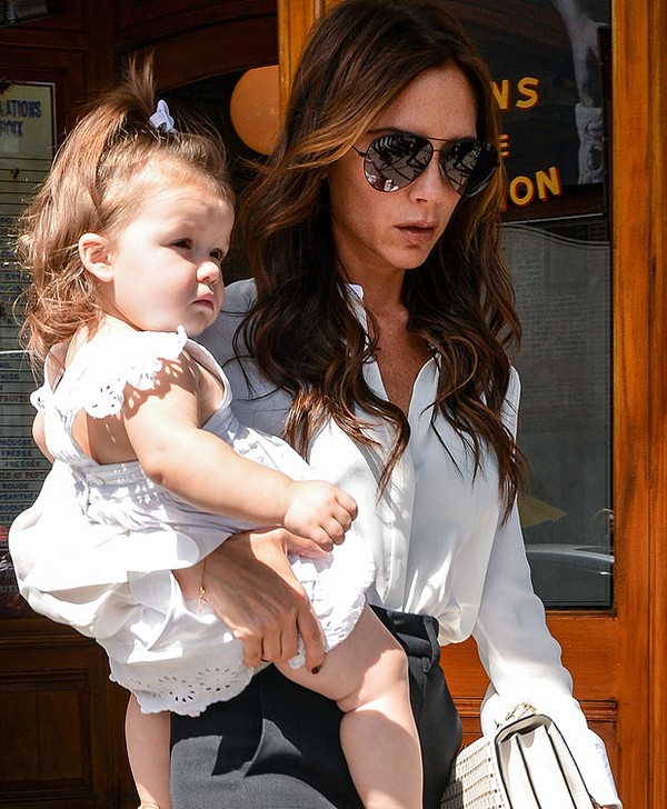 Victoria Beckham tìm trường mới cho bé Harper ở London 2