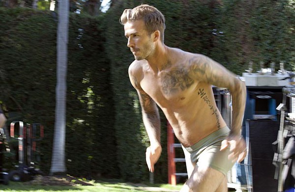 David Beckham cởi trần chạy 