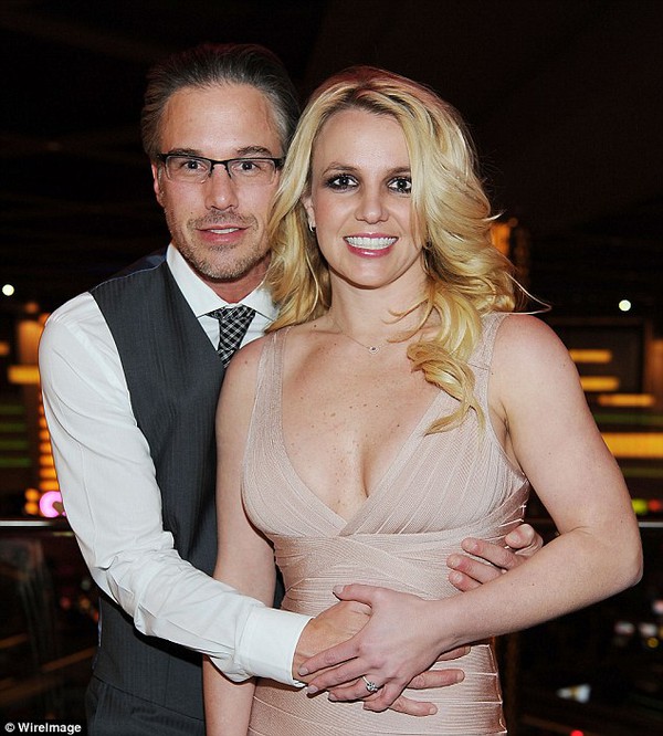 Britney Spears không thèm đeo nhẫn đính hôn 3