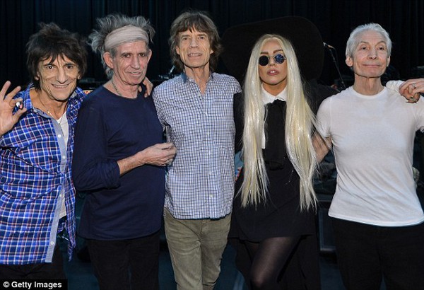 Lady Gaga đeo rọ đầu ra phố 5