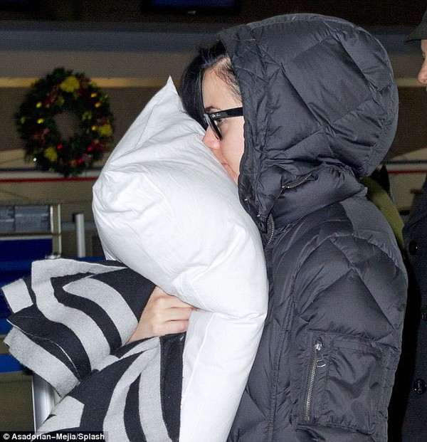 Katy Perry mặc đồ ngủ ra đường v&agrave; che mặt bằng gối 3