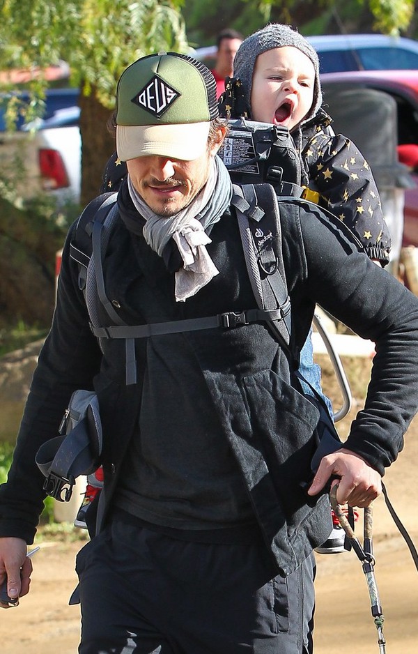 Flynn ng&aacute;p ngủ đ&aacute;ng y&ecirc;u v&igrave; theo bố leo n&uacute;i từ sớm 6