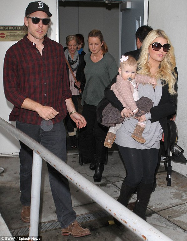 Jessica Simpson lại dính bầu sau 7 tháng sinh con 2