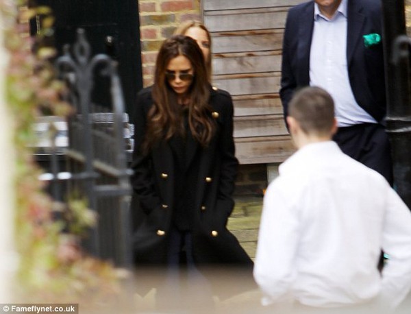 Victoria Beckham tìm trường mới cho bé Harper ở London 1