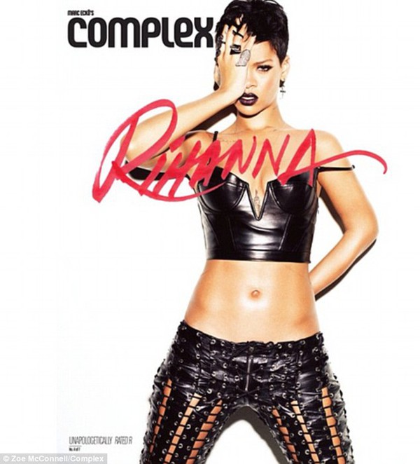 Rihanna khoe th&acirc;n h&igrave;nh 
