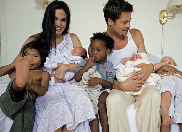 Angelina Jolie trở về hiện thực khi được chăm các con 3