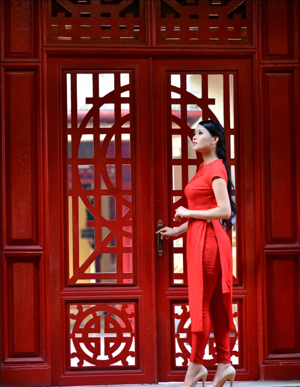 Hoa hậu thể thao 2012 rực rỡ với áo dài cách điệu 6 Hoa hậu thể thao 2012 rực rỡ với áo dài cách điệu 6