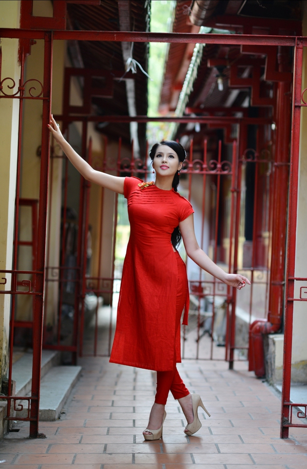 Hoa hậu thể thao 2012 rực rỡ với áo dài cách điệu 1 Hoa hậu thể thao 2012 rực rỡ với áo dài cách điệu 1