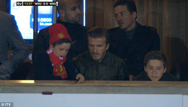 Beckham mắng con trai ngay trên khán đài 3