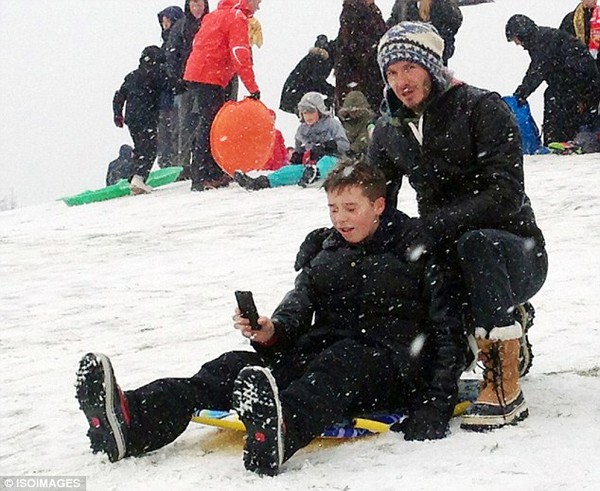 David Beckham thích nghịch tuyết cùng các con 1
