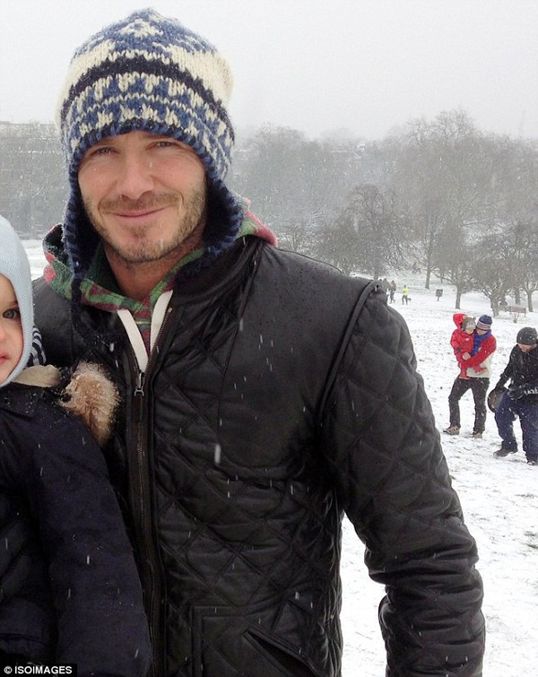 David Beckham thích nghịch tuyết cùng các con 3