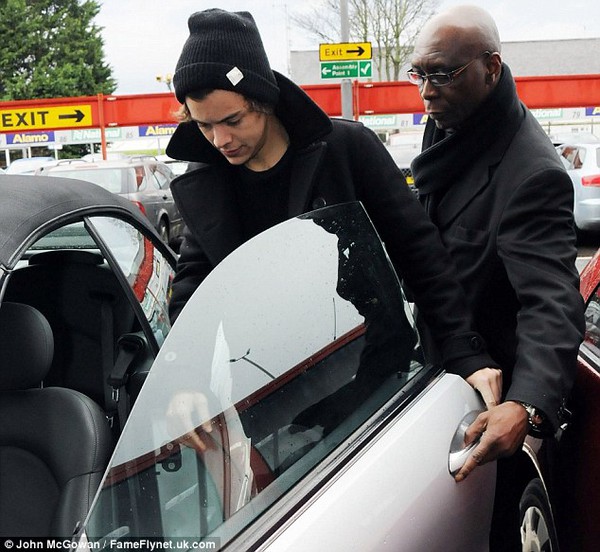 Harry hẹn h&ograve; g&aacute;i lạ trước khi gặp Taylor tr&ecirc;n thảm đỏ 3