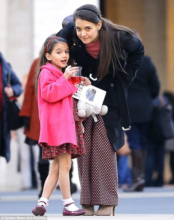 Katie Holmes thu&ecirc; chuy&ecirc;n gia để t&igrave;m t&igrave;nh y&ecirc;u ho&agrave;n hảo  1