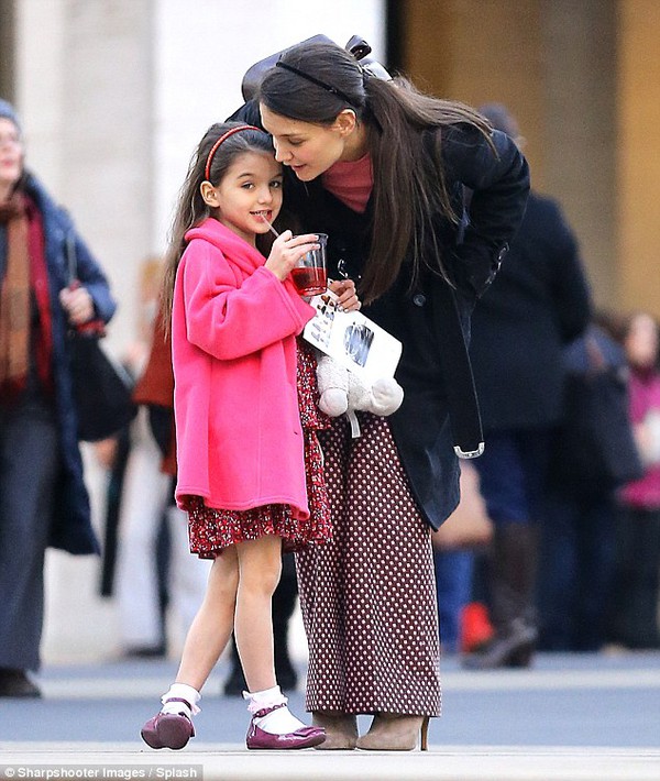 Katie Holmes thu&ecirc; chuy&ecirc;n gia để t&igrave;m t&igrave;nh y&ecirc;u ho&agrave;n hảo  2