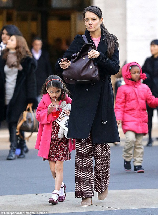 Katie Holmes thu&ecirc; chuy&ecirc;n gia để t&igrave;m t&igrave;nh y&ecirc;u ho&agrave;n hảo  3