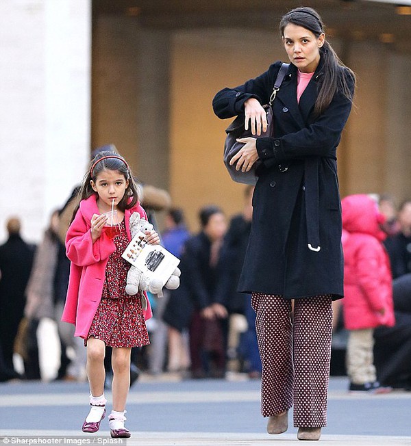 Katie Holmes thu&ecirc; chuy&ecirc;n gia để t&igrave;m t&igrave;nh y&ecirc;u ho&agrave;n hảo  4