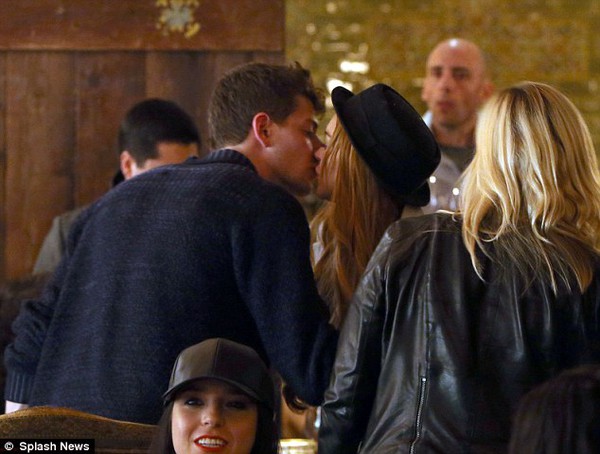 Lindsay Lohan công khai hôn bạn trai giữa quán bar 2