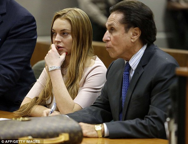 Lindsay Lohan tiếp tục phải đi cai nghiện 2