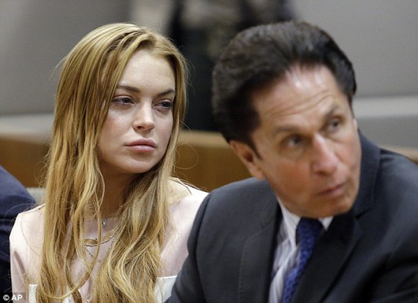 Lindsay Lohan tiếp tục phải đi cai nghiện 3