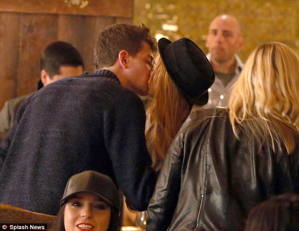 Lindsay Lohan công khai hôn bạn trai giữa quán bar 3