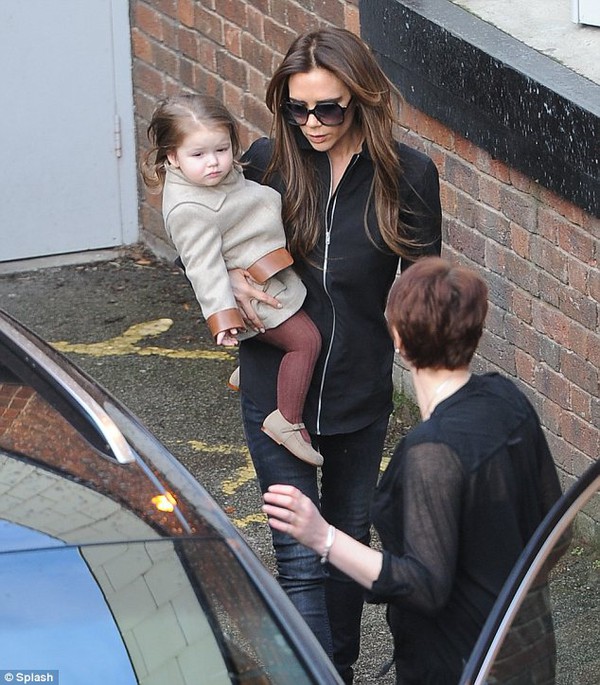 Con trai Victoria Beckham chun mũi khó chịu vì bị đeo bám 2