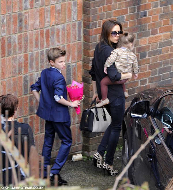 Con trai Victoria Beckham chun mũi khó chịu vì bị đeo bám 5