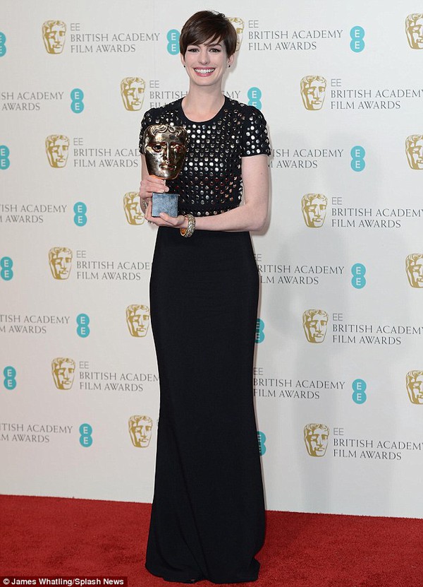 Anne Hathaway gặp 1 chuỗi xui xẻo tại lễ trao giải BAFTA  5