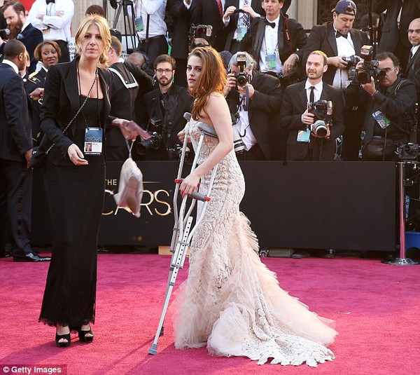 Cận cảnh bàn chân bị thương của Kristen Stewart 5