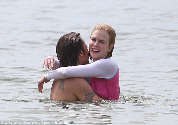 Nicole Kidman mặc áo dài tay tắm biển cùng chồng 1