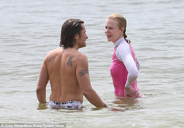 Nicole Kidman mặc áo dài tay tắm biển cùng chồng 2