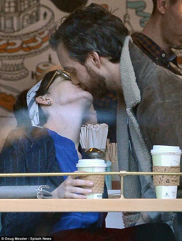Vợ chồng Anne Hathaway hôn nồng nàn ở quán cafe 1