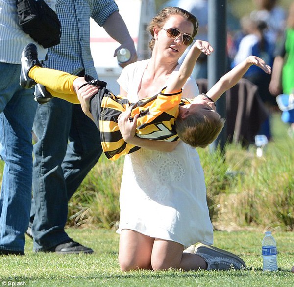 Britney Spears lộ v&ograve;ng 3 v&igrave; v&aacute;y qu&aacute; ngắn 2
