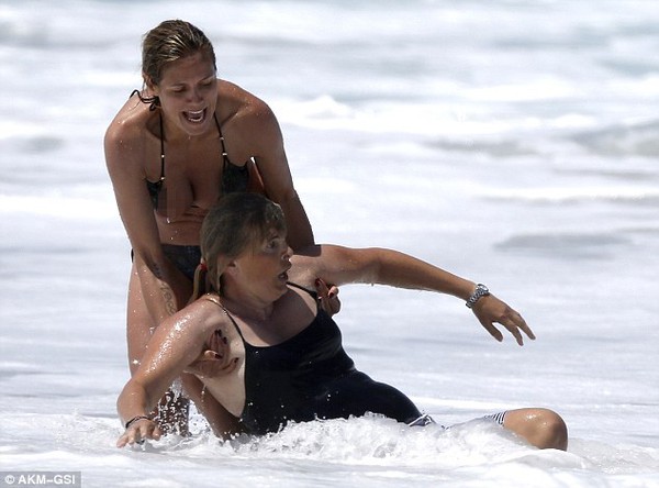 Heidi Klum vật lộn cứu con và vú em giữa biển  7